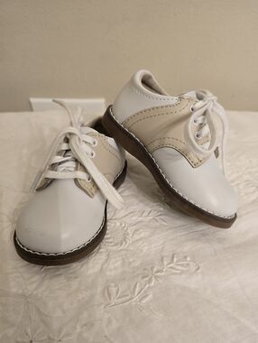 FootMates Cheer Saddle Oxford Shoes in White and Ecru 4.5 Wide